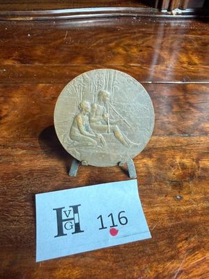 une plaque en or avec la photo d'un homme et d'une femme