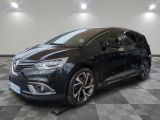 une voiture noire garée sur le sol en damier d'un garage