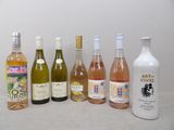 plusieurs bouteilles de vin sont alignées sur une table