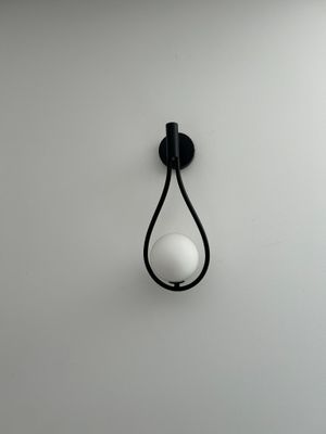 une photo d'un luminaire noir et blanc fixé au mur