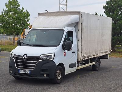 un camion blanc garé dans un parking