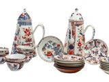 Il y a de nombreux types d'assiettes et de tasses en porcelaine sur cette table