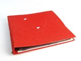une image représentant un livre rouge avec des points blancs sur la couverture