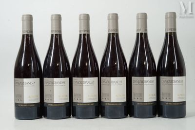 six bouteilles de vin sont alignées sur une table