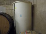 un chauffe-eau posé à côté d'un tonneau de vin