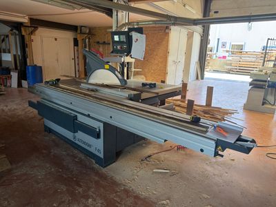 une grande machine qui se trouve dans un garage