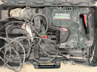 une boîte contenant des outils posée sur le sol