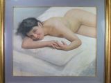 tableau représentant une femme nue allongée sur un oreiller, dans un cadre doré