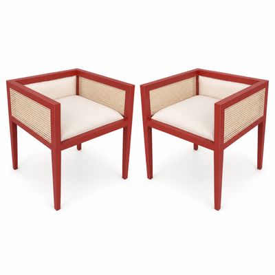 une paire de chaises rouges avec des coussins blancs sur fond blanc