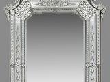 un miroir richement décoré, doté d'un cadre blanc et d'une bordure argentée