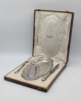 un plateau en argent dans un étui en cuir, avec une cuillère et un couteau