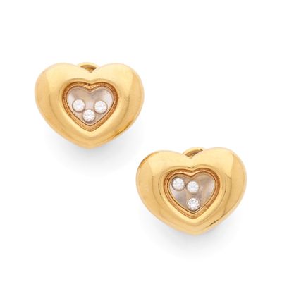 une paire de boucles d'oreilles en or en forme de cœur, serties de diamants