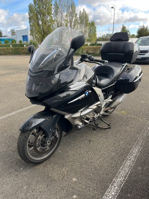 une moto qui est garée dans un parking