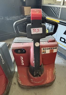 un chariot élévateur rouge garé dans un garage