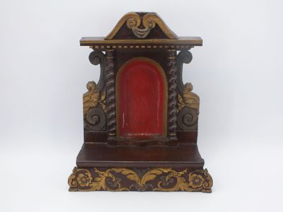 une petite horloge en bois avec une porte rouge au milieu