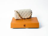Sac Louis Vuitton matelassé blanc avec chaîne dorée