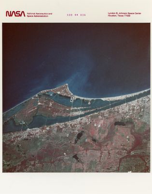 une image satellite montrant une vaste étendue d'eau