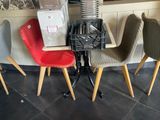 trois chaises et une table au milieu d'une pièce