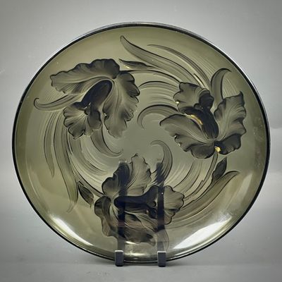une plaque de verre ornée d'un motif en noir et blanc