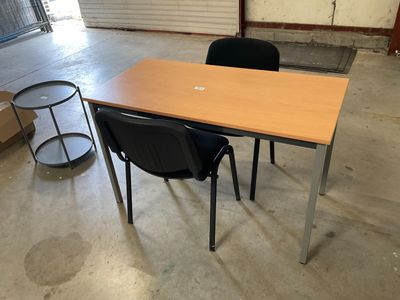 une table et deux chaises dans une pièce vide