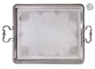 une image représentant un plateau en argent muni de poignées et orné d'un motif en forme d'étoile