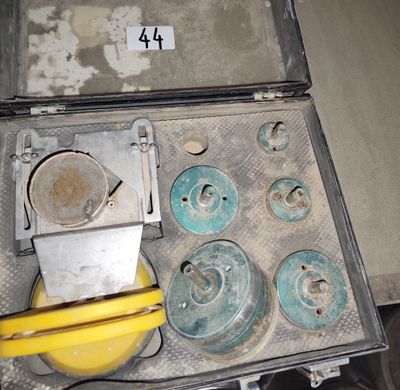 une boîte en métal contenant tout un tas d'objets