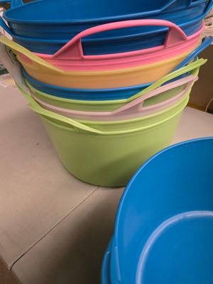 plusieurs seaux en plastique empilés les uns sur les autres sur une table