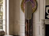 un salon avec un canapé et un miroir accroché au mur