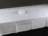 une table blanche recouverte d'une nappe blanche et de serviettes