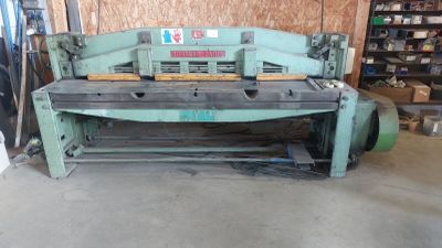 une machine qui se trouve dans un garage