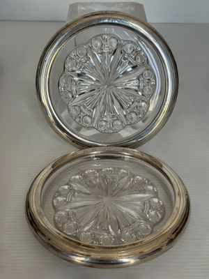 poudrier plaqué argent orné d'un motif floral sur le couvercle