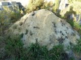 un grand monticule de terre au milieu d'un cimetière