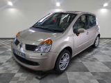 une photo d'une petite voiture beige garée dans un garage