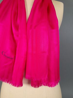 une écharpe rose vif sur un mannequin, un mannequin, un mannequin, un mannequin, un mannequin, un mannequin, un mannequin, un mannequin, un mannequin, un mannequin, un mannequin, un mannequin, un mannequin, un mannequin, un mannequin, un mannequin, un mannequin, un mannequin, un mannequin, un mannequin, un mannequin, un mannequin, un mannequin, un mannequin, un mannequin, un mannequin, un mannequin, un mannequin, un mannequin, un mannequin, un mannequin, un mannequin