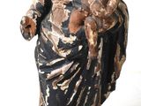 une statue ancienne d'une femme tenant un enfant dans ses bras