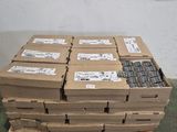 une pile de cartons contenant des articles divers, posée sur une palette