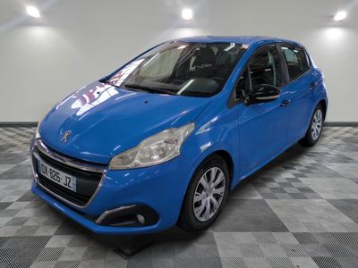une voiture bleue est garée dans une pièce au sol à carreaux