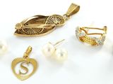 trois parures de bijoux en or et perles, comprenant chacune un pendentif, des boucles d'oreilles et un pendentif