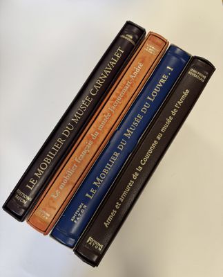 une personne tenant une pile de livres à la main
