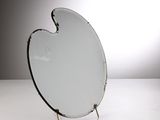 un miroir posé sur une table blanche