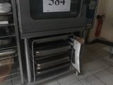 une photo d'une cuisine où il y a beaucoup de vaisselle