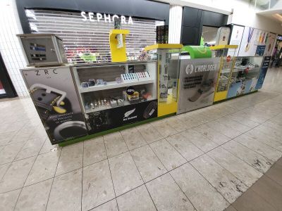 a vending machine in the middle of a mall