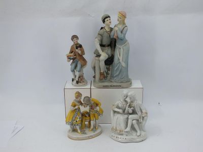 quatre figurines en porcelaine représentant des personnes assises sur une boîte blanche