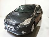La voiture est garée dans le garage, dans la pièce blanche.