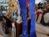 deux grands vases bleus posés sur une table au milieu d'une pièce