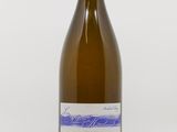 la bouteille de vin blanc est posée sur une surface blanche