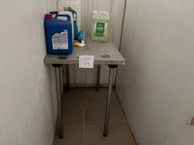 une petite table sur laquelle se trouve un récipient bleu