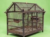 une cage à oiseaux dans laquelle se trouve un oiseau