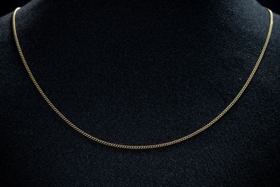 un collier à chaîne en or sur un mannequin mannequin mannequin mannequin mannequin mannequin mannequin mannequin mannequin mannequin
