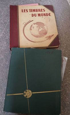 deux livres posés par terre l'un à côté de l'autre